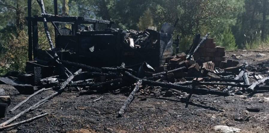 Ambar yangınında tonlarca buğday ve arpa küle döndü
