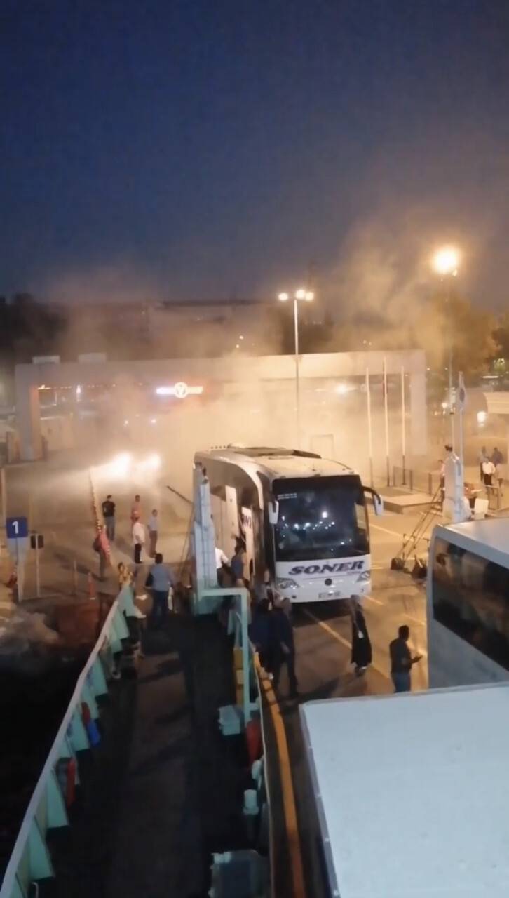 Harem Arabalı Feribot İskelesinde yanan otobüs paniğe yol açtı