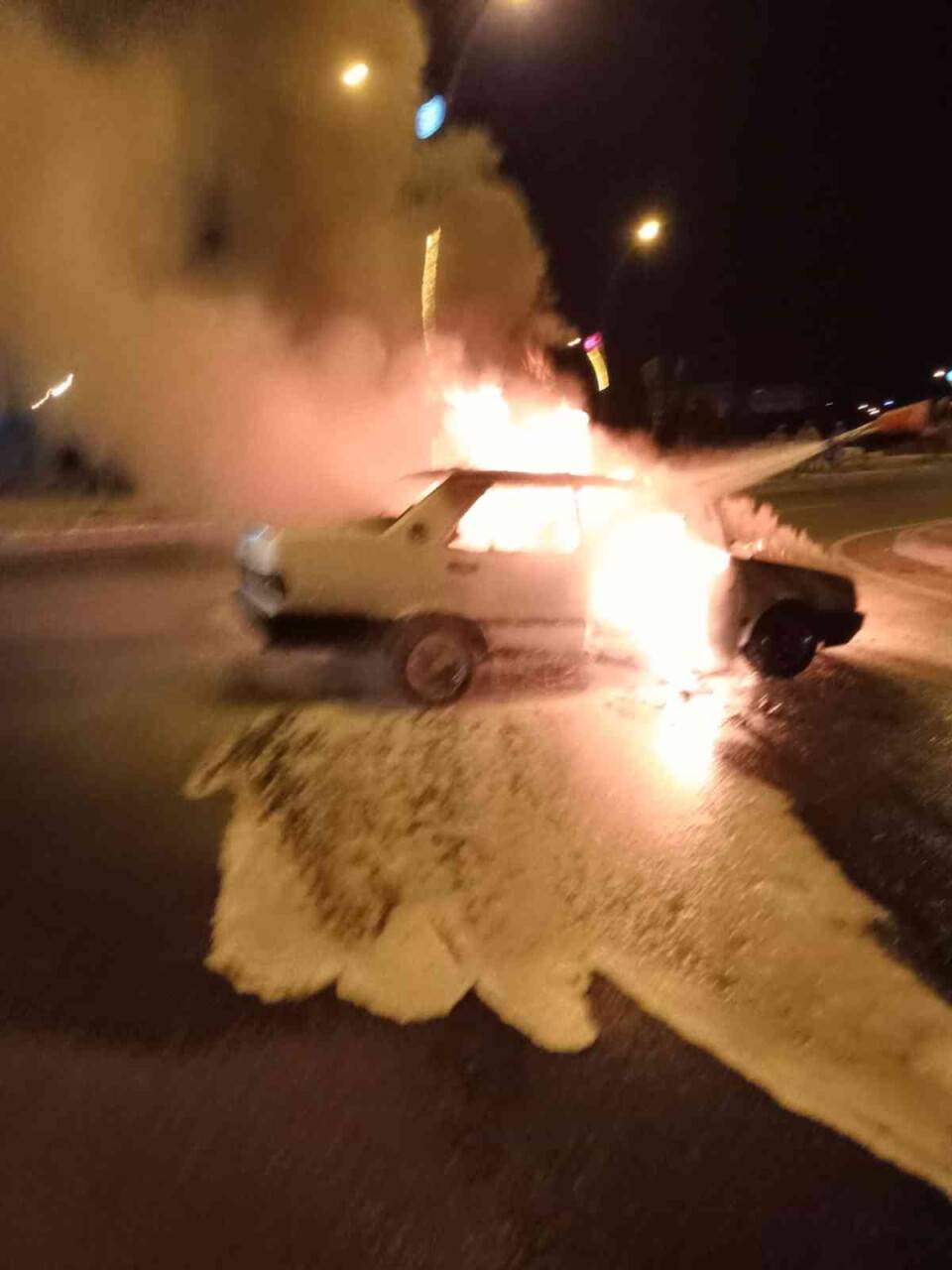 Yatağan’da seyir halindeki otomobil küle döndü