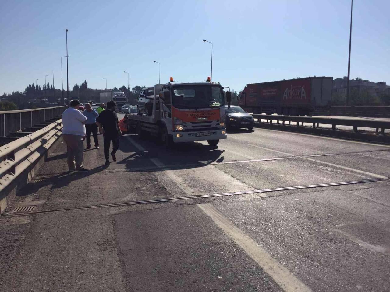 Yol üzerindeki lastik parçasına çarpınca 6 araç zincirleme kazaya karıştı