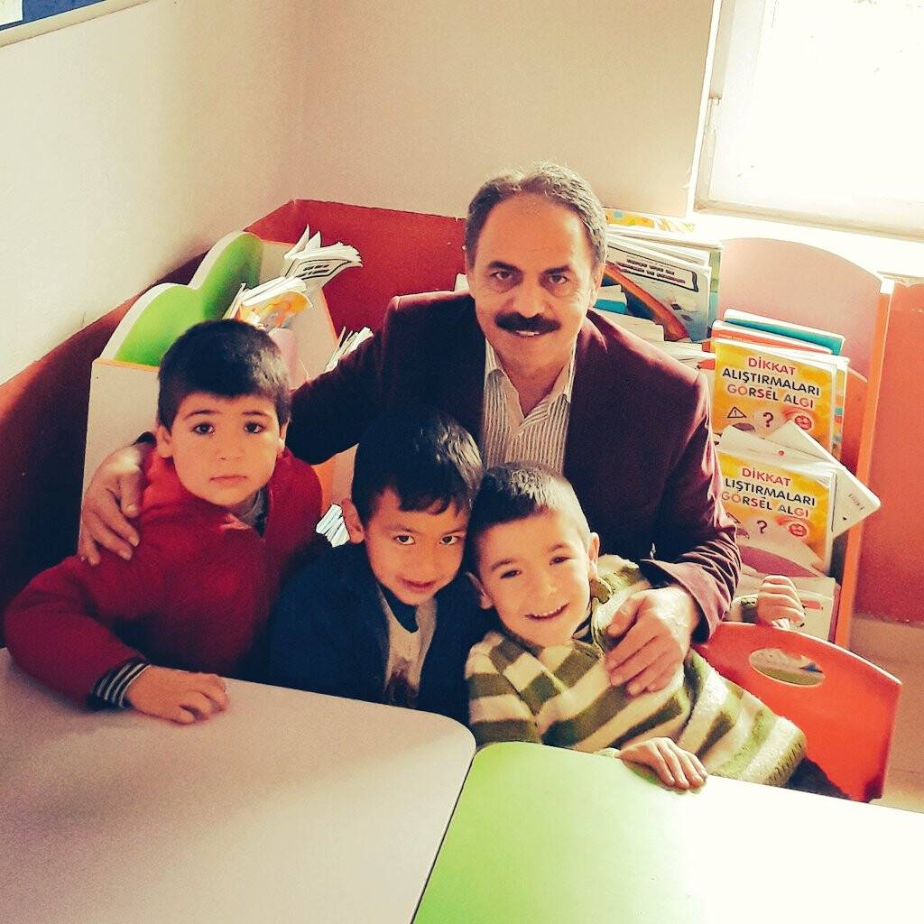 İşcan "Ülkemizi geleceğe güvenle taşımanın birinci şartı eğitimdir"