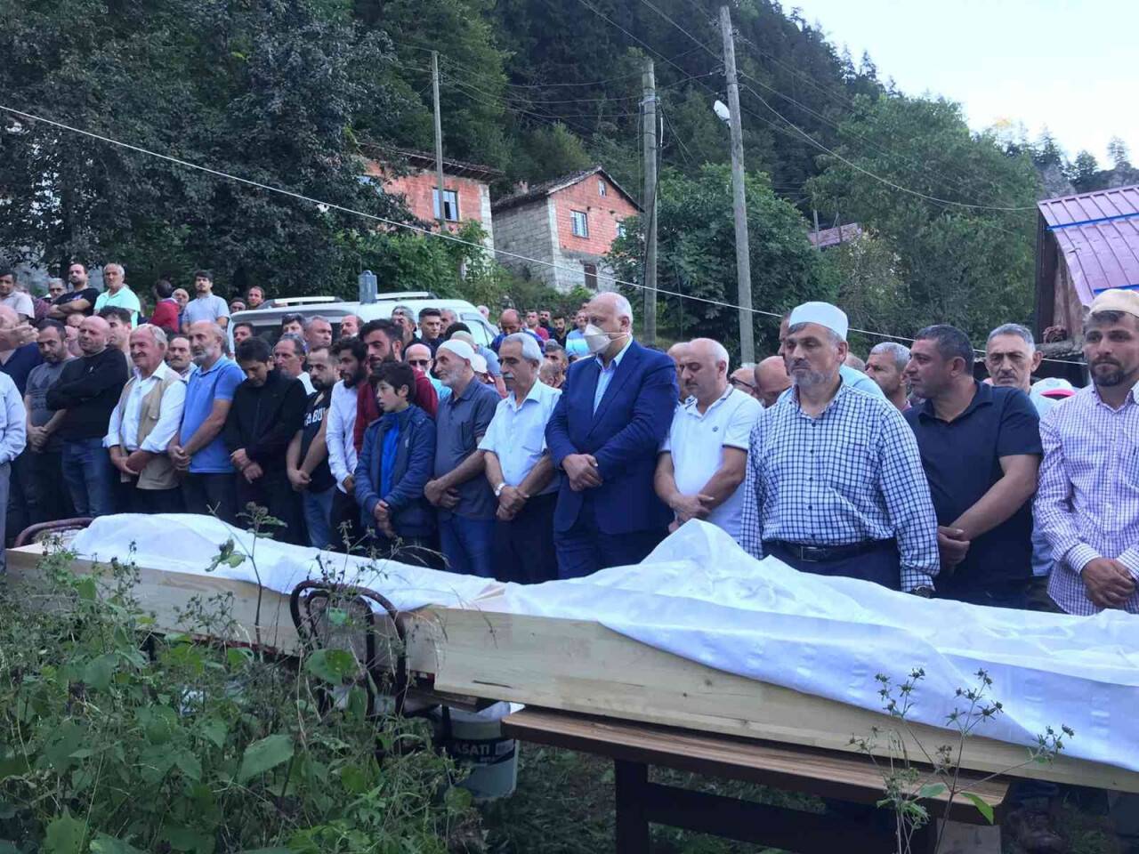 Aynı kaderi paylaşan kuzenler yan yana toprağa verildi