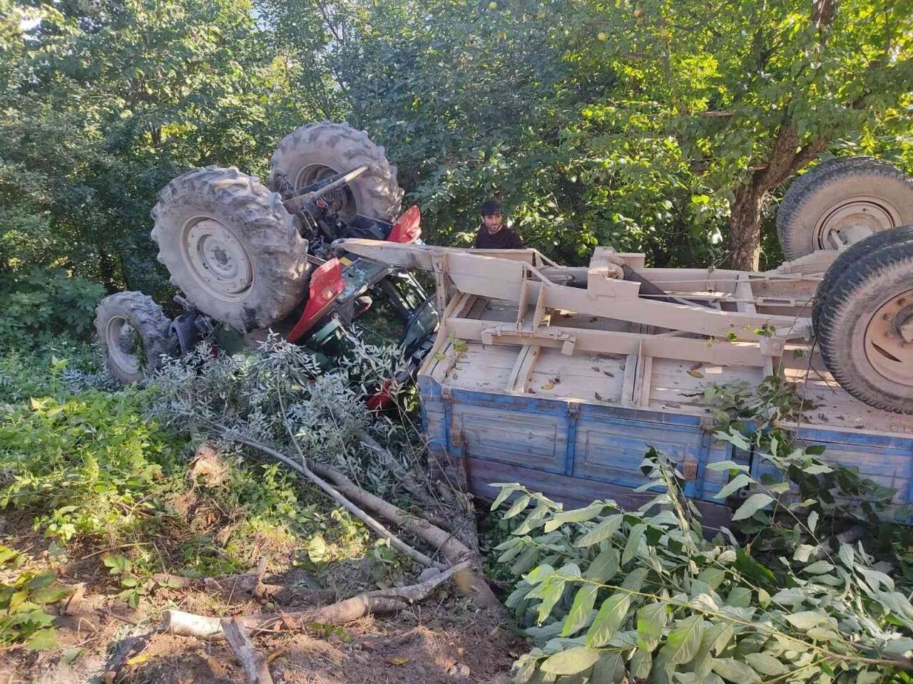 Kontrolden çıkan traktör devrildi: 3 yaralı