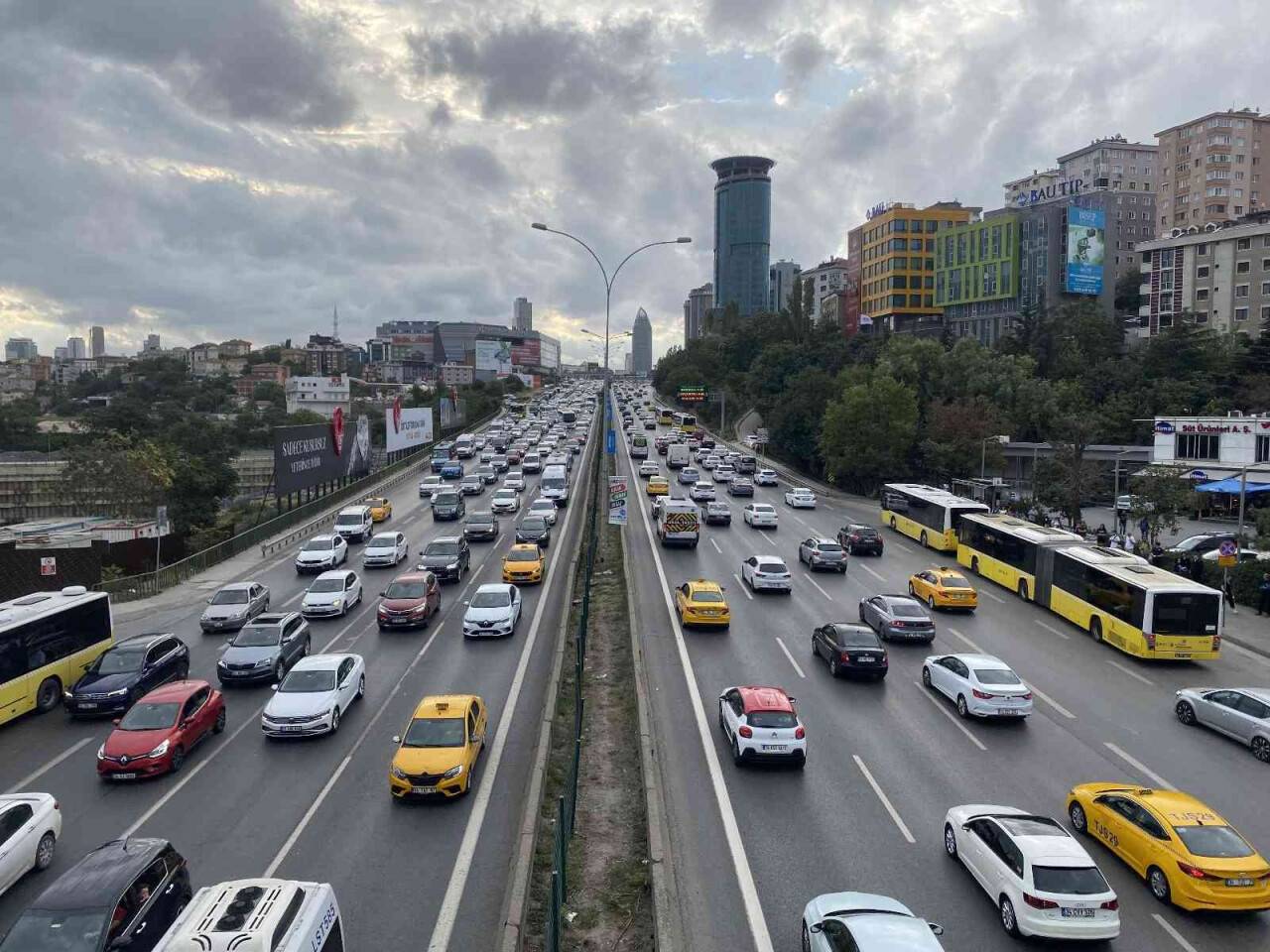 İstanbul’da okullar açıldı, trafik yoğunluğu oluştu