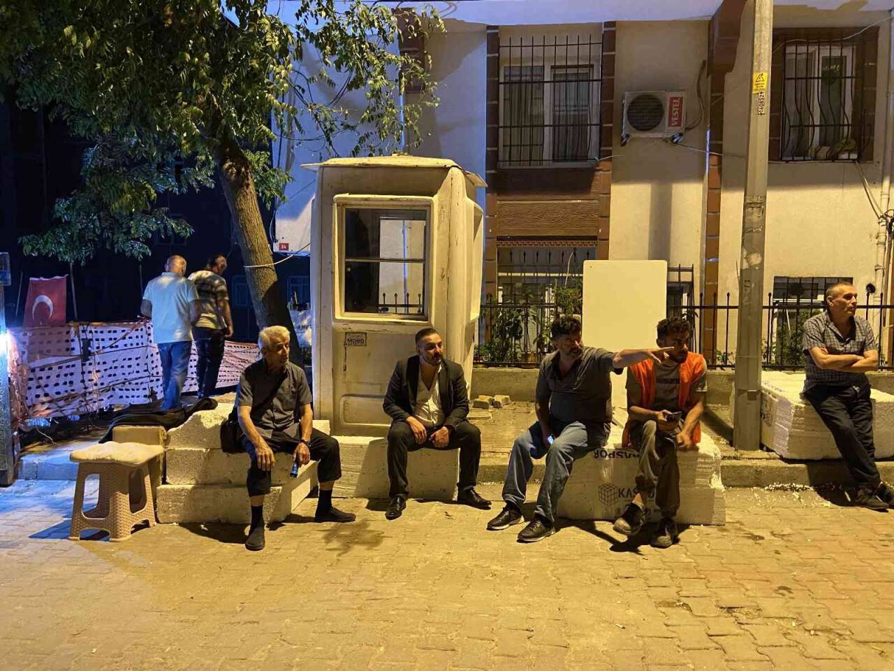 Güngören’de 4 katlı binada çatlak meydana geldi, tedbir amacıyla iki bina boşaltıldı