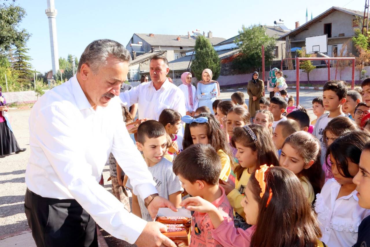 Başkan Tutal ilk ders gününde öğrencilerle buluştu