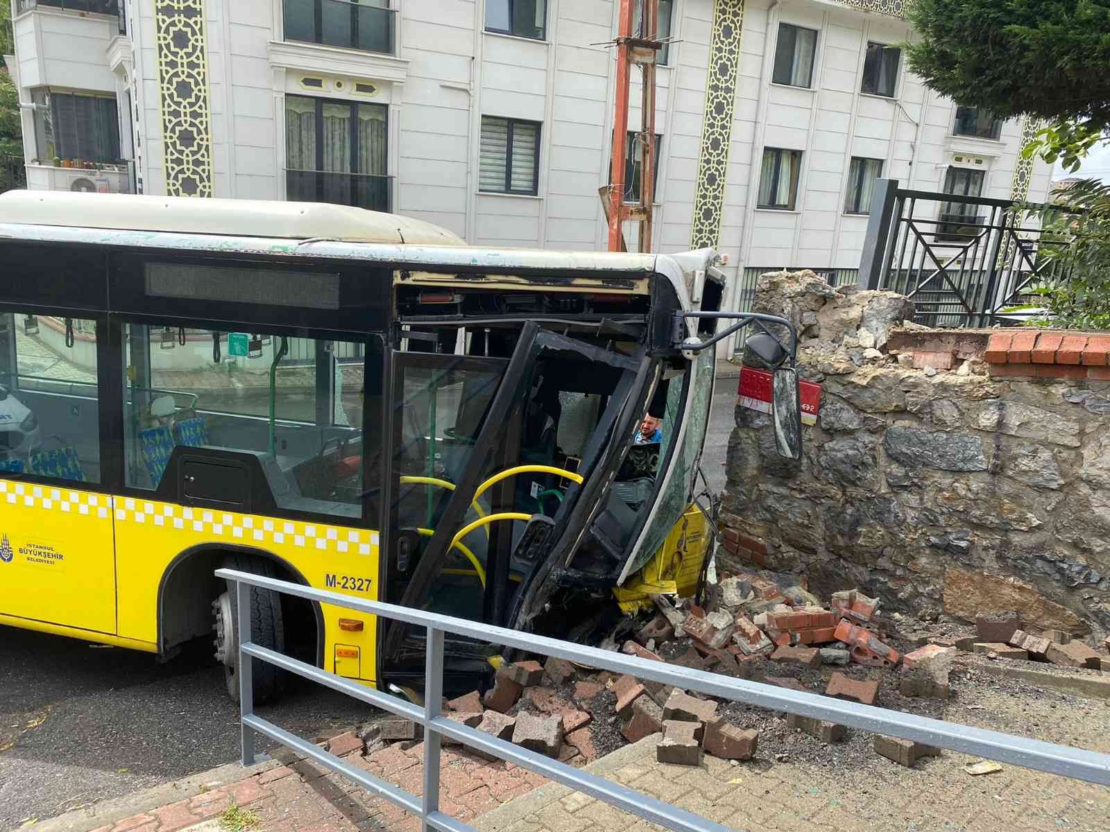 Ümraniye’de yokuş aşağı giden İETT otobüsü duvara çarptı: 2 yaralı