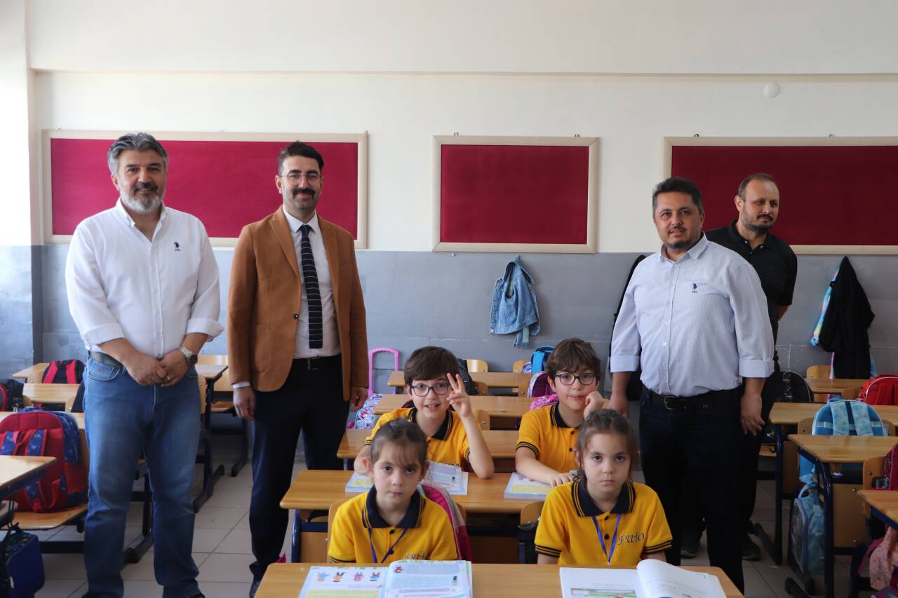 16 ikiz öğrencinin okul heyecanı