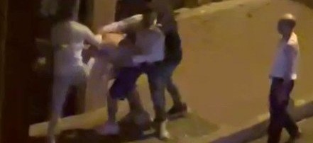Fatih’te 3 kişinin 1 kişiyi öldüresiye dövdüğü anlar kamerada