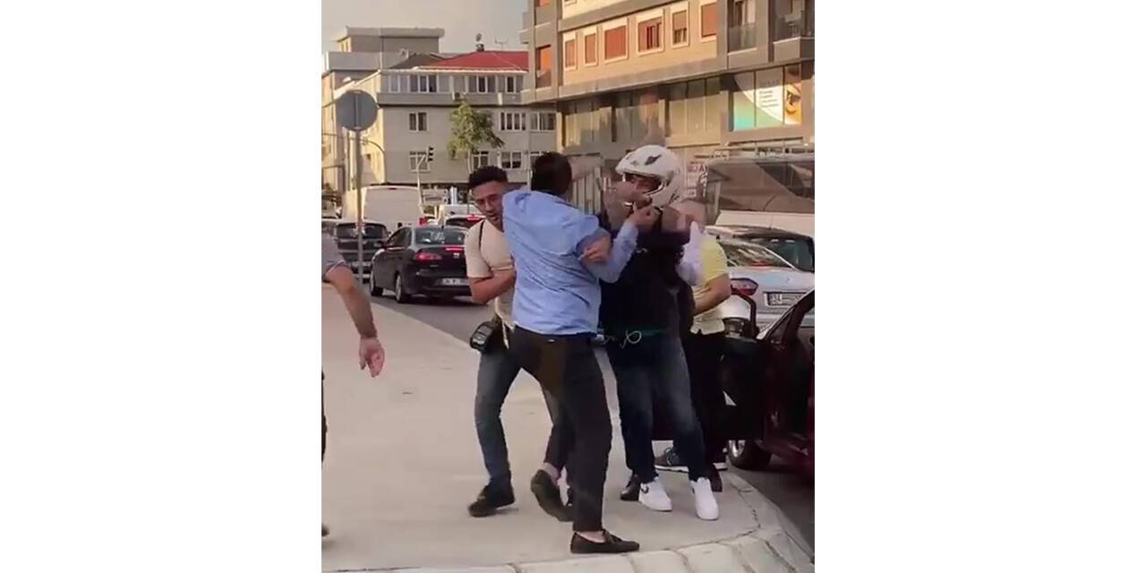 Kadıköy’de İETT şoförü ile vatandaşın kavgası: İETT şoförü güçlükle zapt edildi