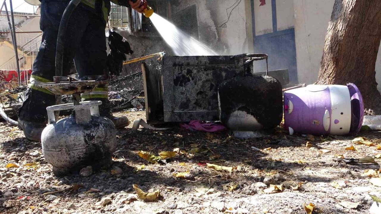 Tarım işçilerinin kaldığı ev çıkan yangında kullanılamaz hale geldi