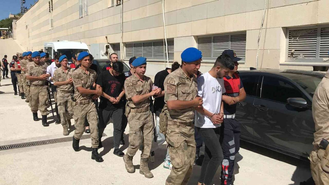 4 ilde 260 vatandaşı dolandıran suç örgütüne operasyon: 26 şüpheli adliyeye sevk edildi