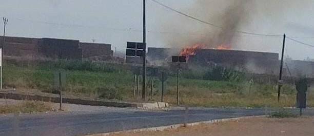 Mısır sapı balyaları alev aldı, karayolunu dumanlar kapladı