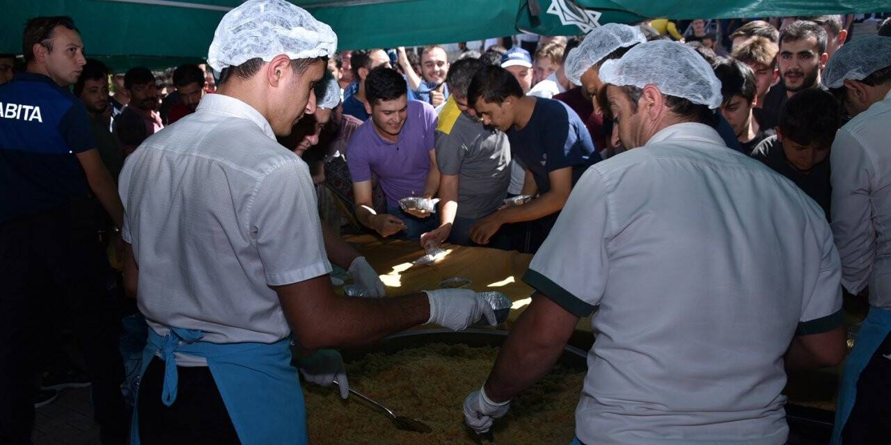 Karatay Belediyesi, vatandaşlara  helva ikramında bulundu