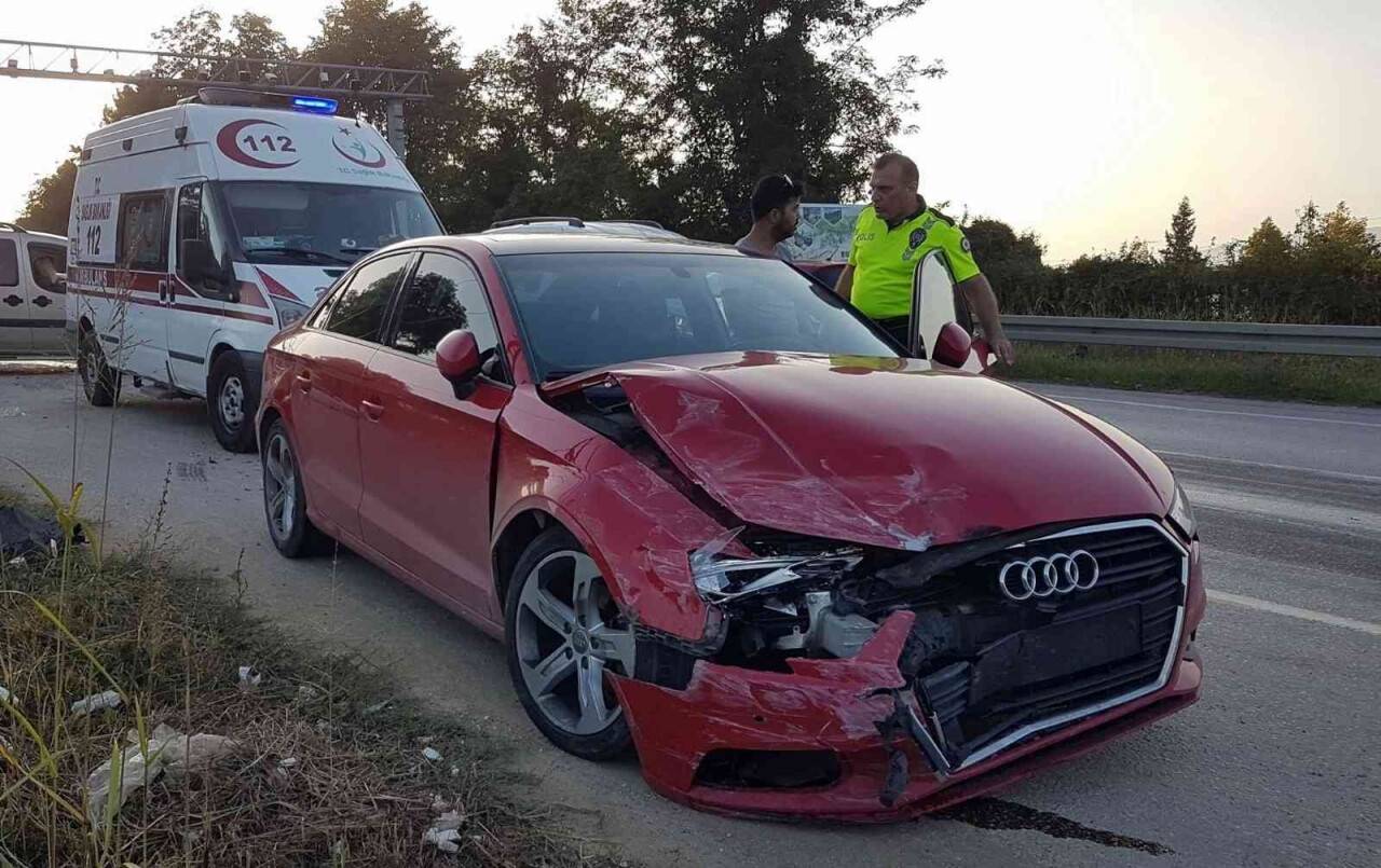 Otomobil ile minibüs çarpıştı, 3 kişi yaralandı: Kaza anı kamerada