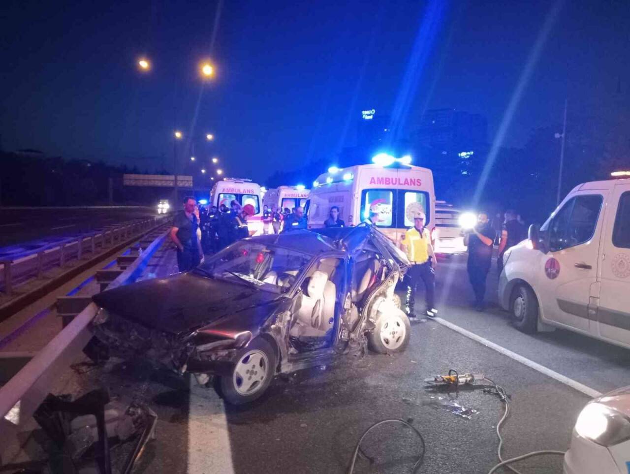 TEM Otoyolu’nda kontrolden çıkan otomobil önce otomobile sonra hafriyat kamyonuna çarptı: 4 yaralı