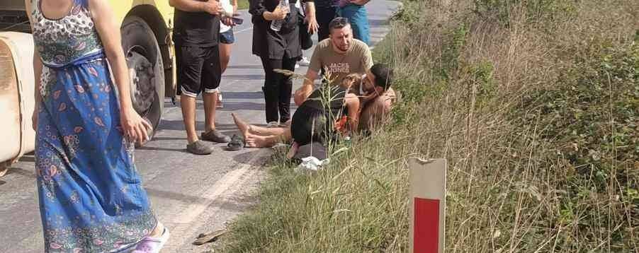 Kamyona yol vermek istedikleri esnada motosikletten düştüler: 2 yaralı