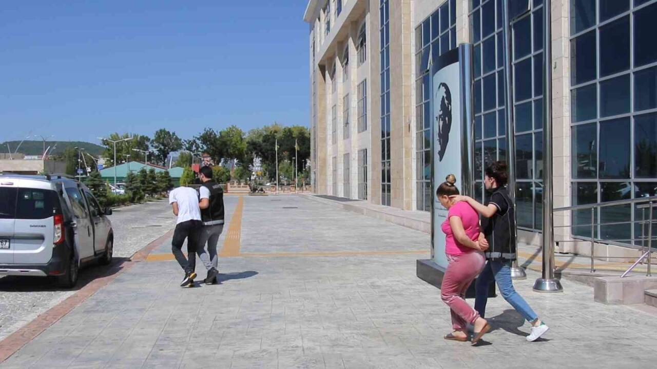 152 gram eroinle yakalanan 2 şüpheli tutuklandı