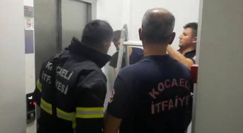 Bir saatlik asansör kabusuna itfaiye ekipleri son verdi