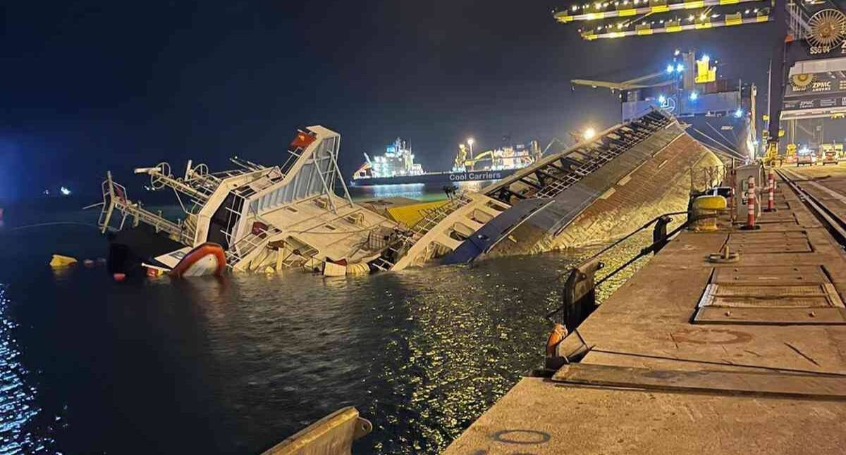 İskenderun’da konteyner gemisi battı
