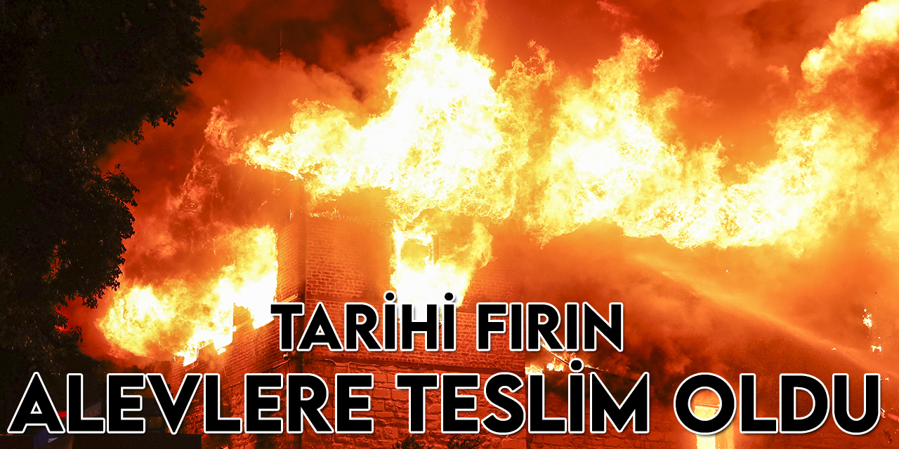 Zeytinburnu'nda Tarihi Merkez Efendi Fırını çıkan yangında alev alev yandı
