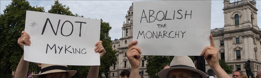 İngiltere'de monarşi karşıtlarının gözaltına alınması ifade özgürlüğü tartışmalarına yol açtı