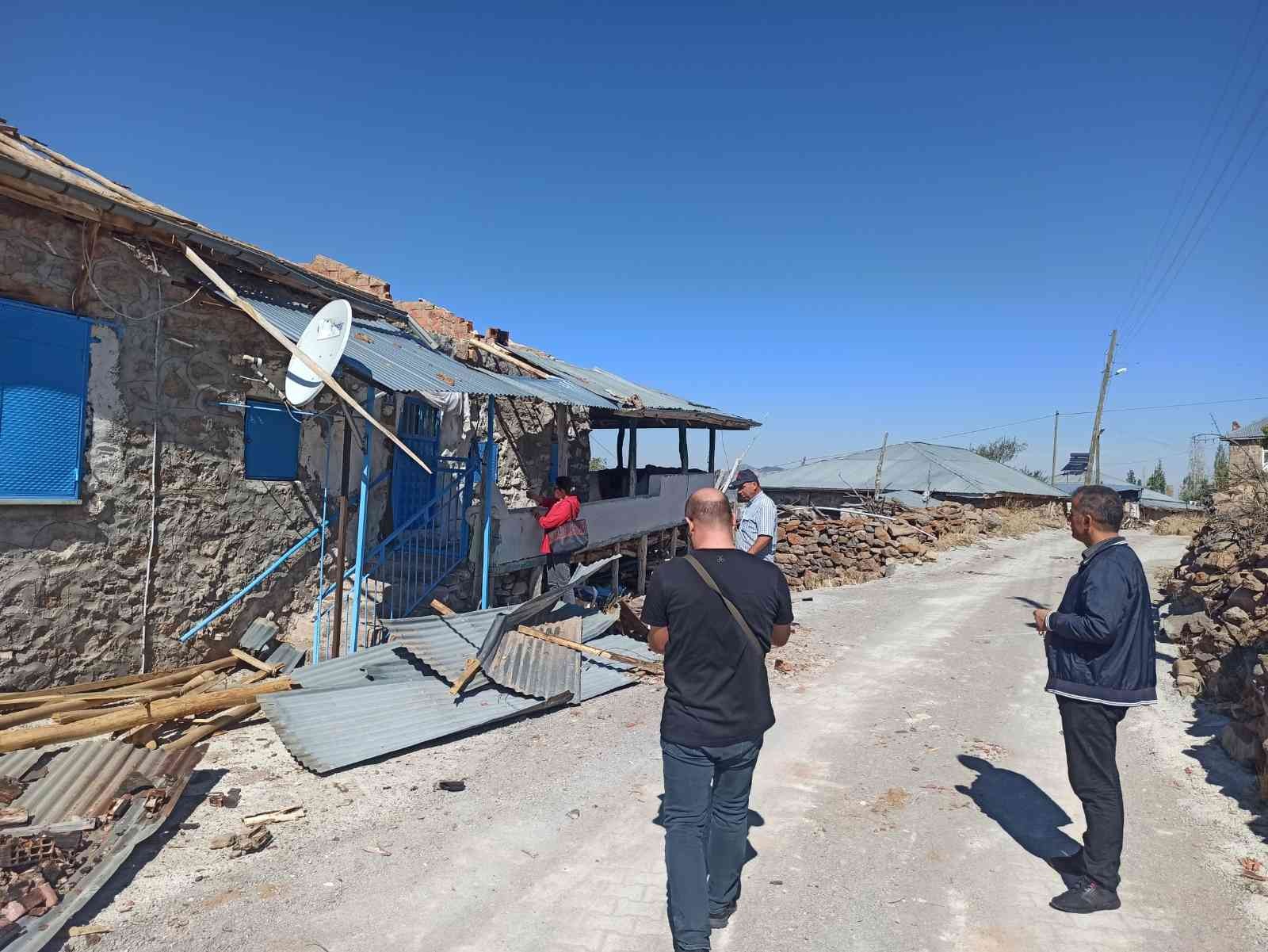 Şiddetli rüzgarda çatıları hasar gören evler için çalışma başlatıldı