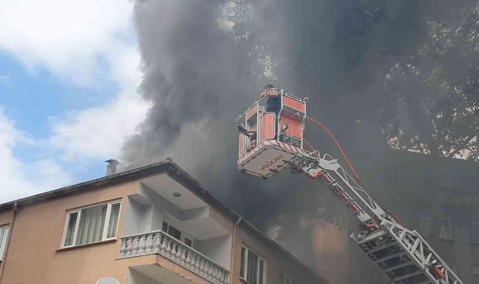 Apartmanın çatı katında yangın
