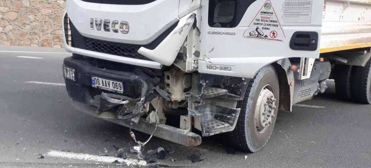 Kamyonla ticaret araç çarpıştı: 5 yaralı