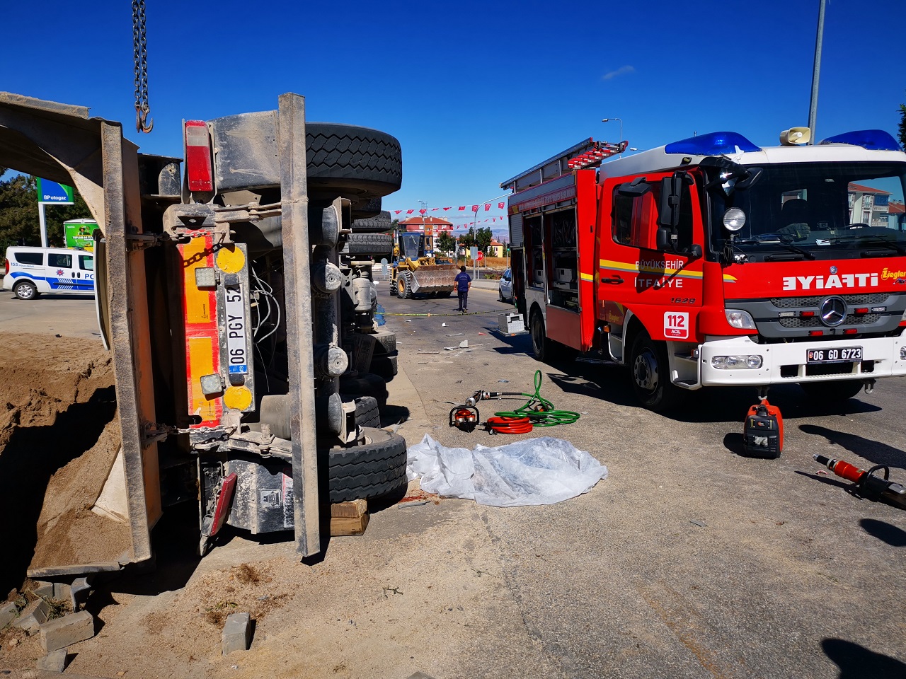 Ankara'da devrilen kamyonun altında kalan acil tıp teknikeri öldü