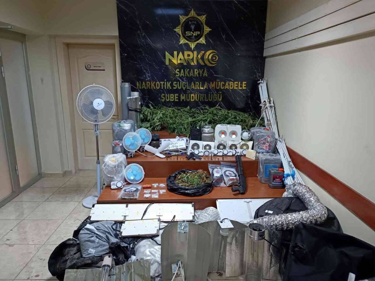 Evin bodrum katına kurduğu özel odalarda uyuşturucu üretiyordu