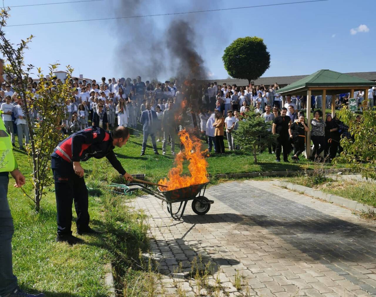 Okulda yangın tatbikatı