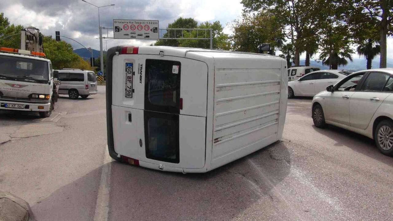 Otomobille çarpışan minibüs devrildi, şans eseri yaralanan olmadı