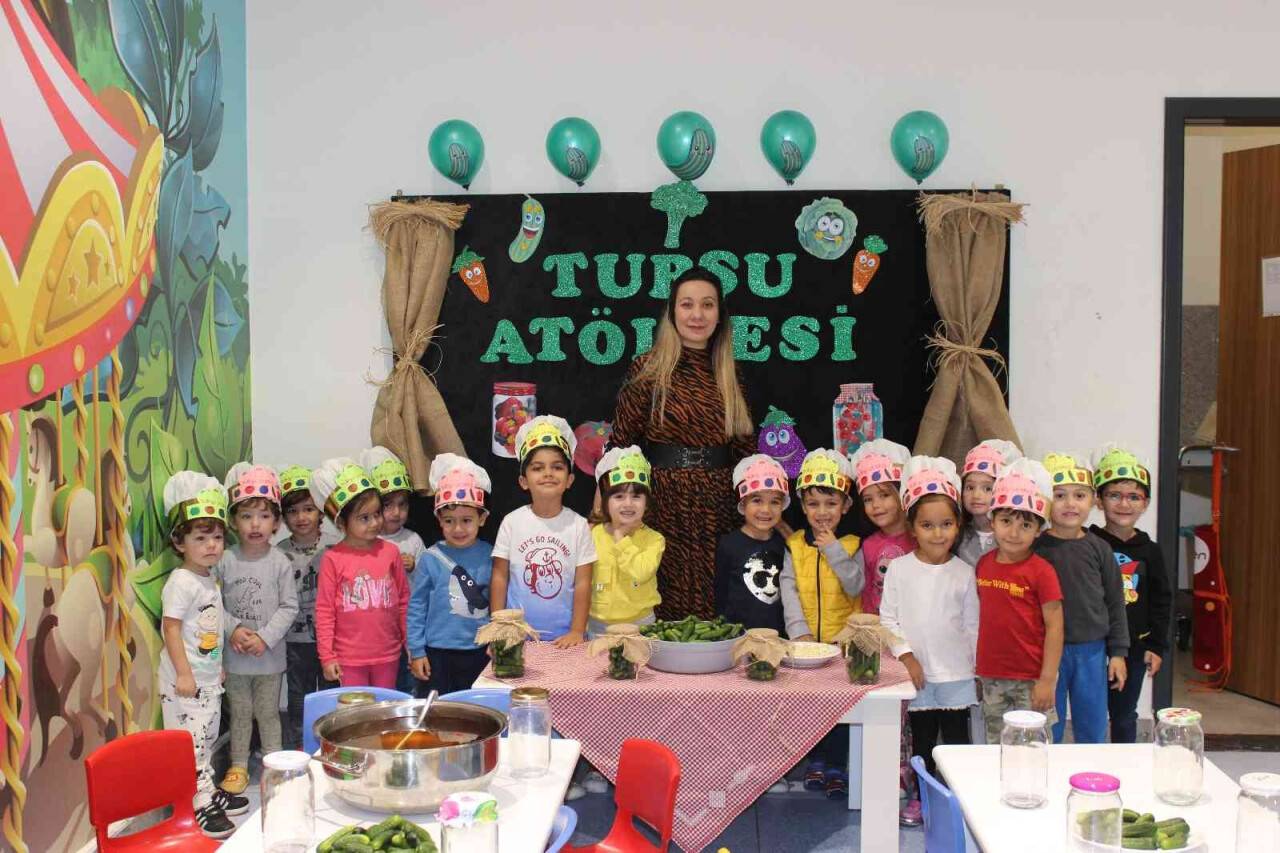 Bakımevinde turşu kurma etkinliği