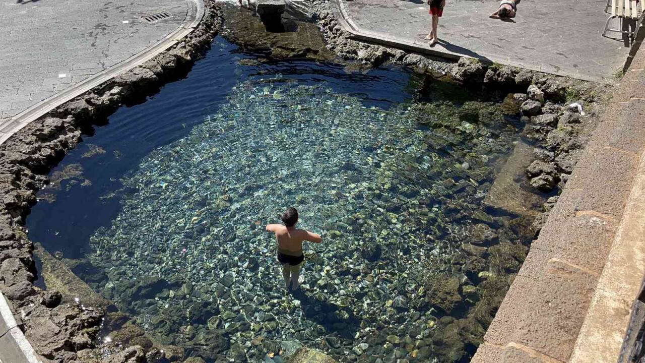 Okulların açılmasına rağmen çocuklar Anzele suyunda yüzmekten vazgeçmedi