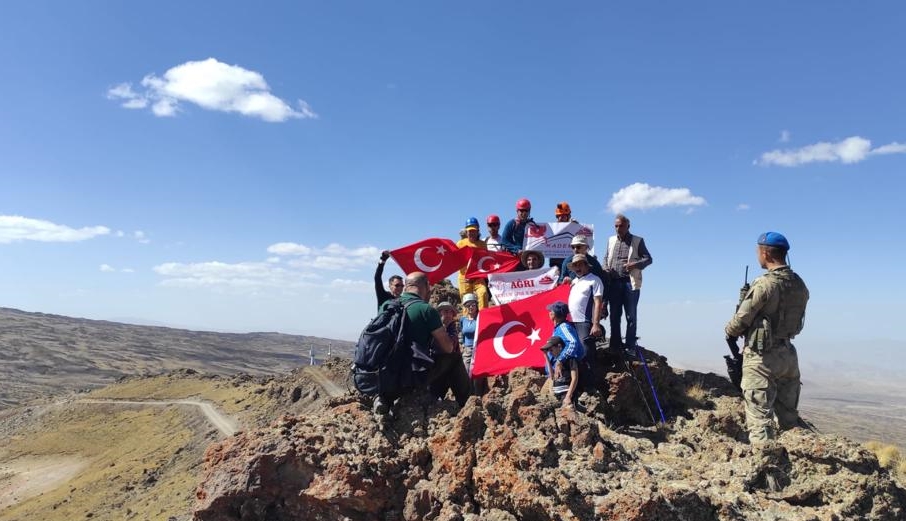 Terörden arındırılan Tendürek'te dağcılar zirvede Türk bayrağı açtı