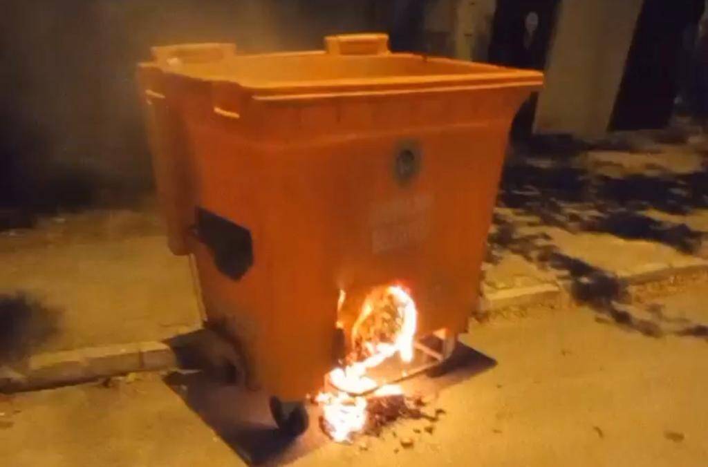 Yanan çöp kutusunu vatandaşlar söndürdü
