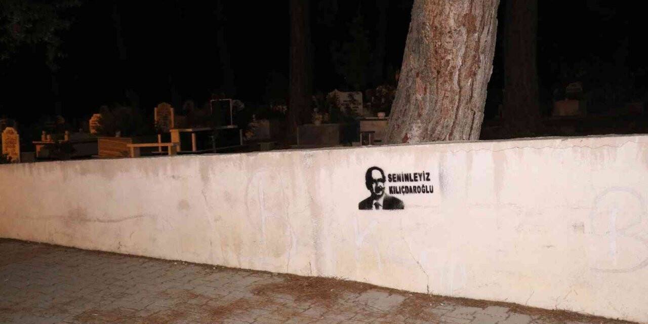 Mezarlık duvarına  ‘Seninleyiz Kılıçdaroğlu’ yazılı şablon basıldı