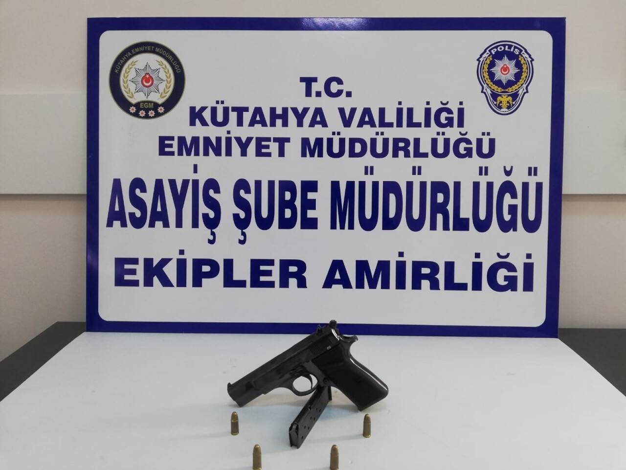 Kütahya’da iki şahsın üzerinde ruhsatsız tabanca ve pompalı tüfek ele geçirildi