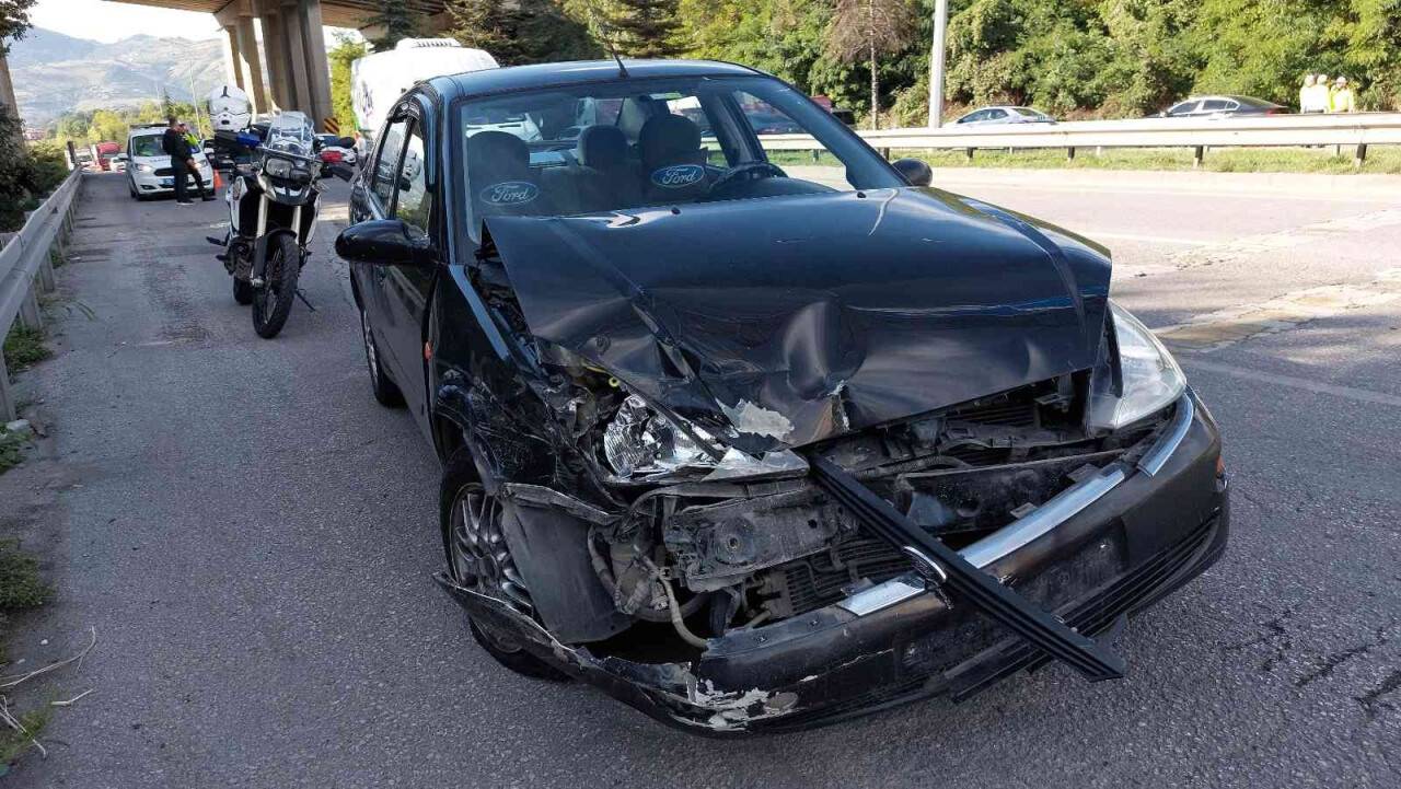 Sağlık çalışanlarının bulunduğu otomobil kamyonla çarpıştı: 2’si hemşire 3 yaralı