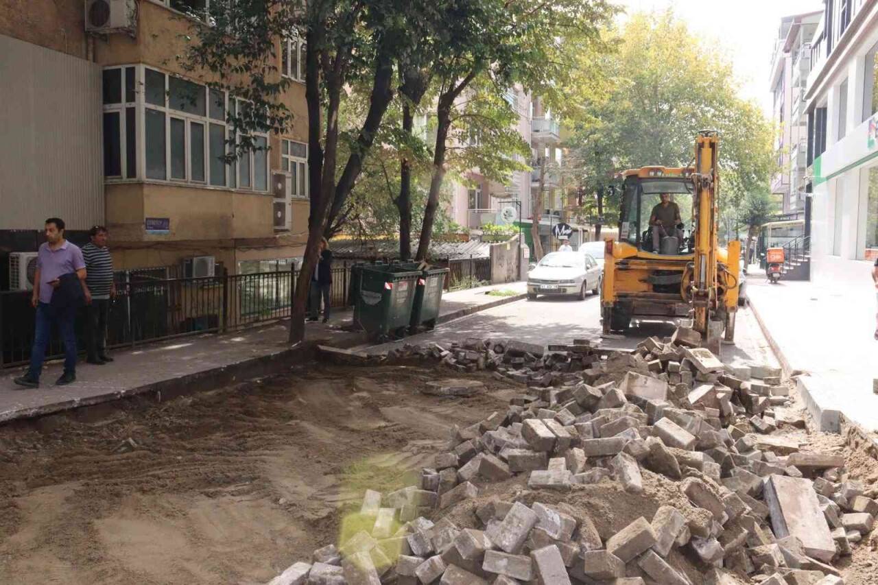 Cebesoy Sokak’ta yenileme çalışmaları başladı