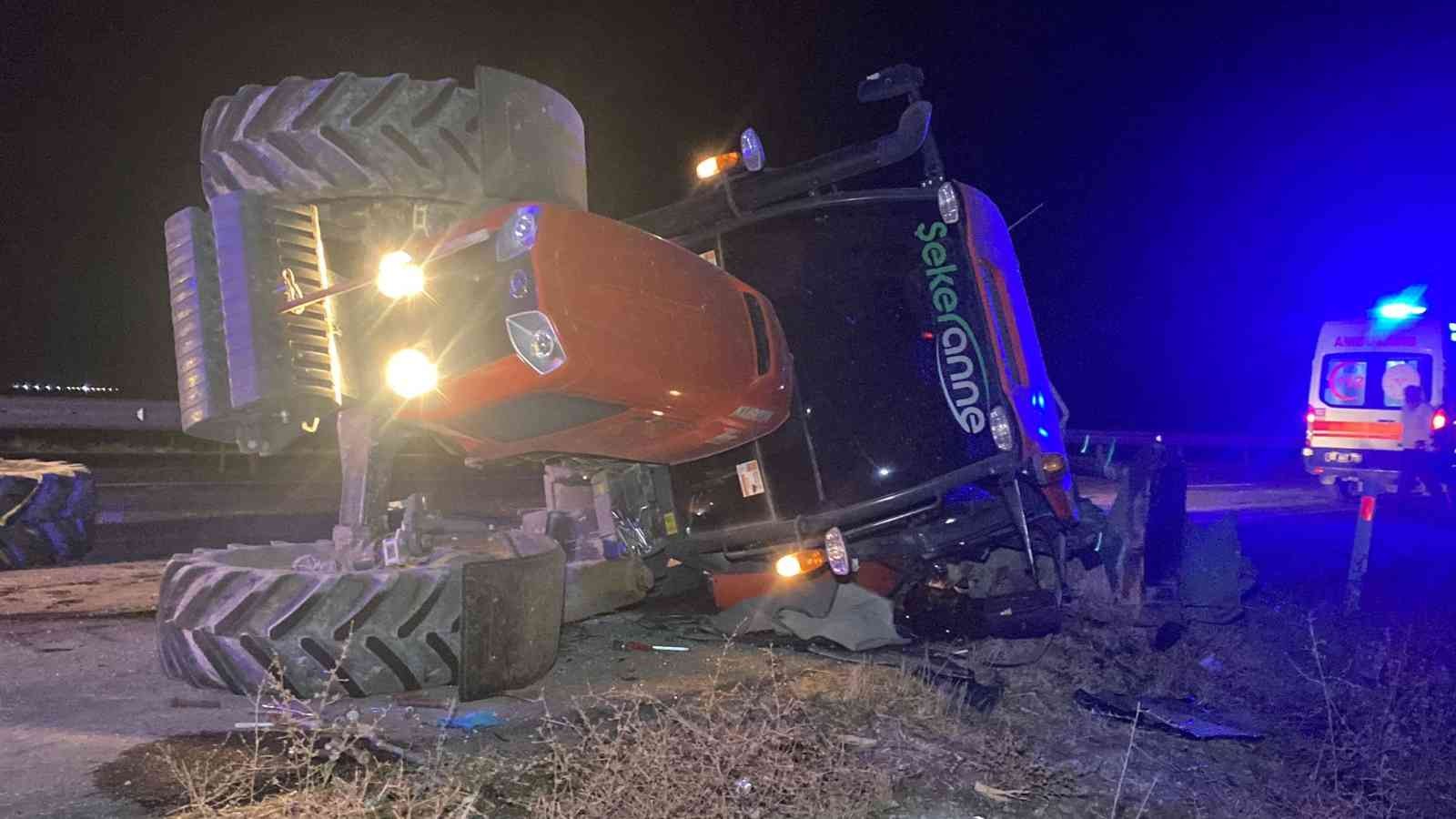 Otomobil traktöre arkadan çarptı: 2’si ağır 3 yaralı