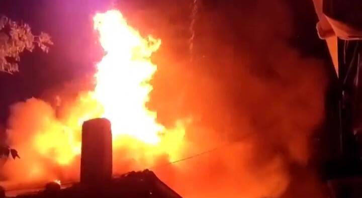 Metruk bina alev alev yandı