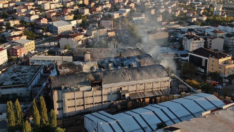 Sultanbeyli’de yanan fabrikadaki hasar gün ağarınca ortaya çıktı