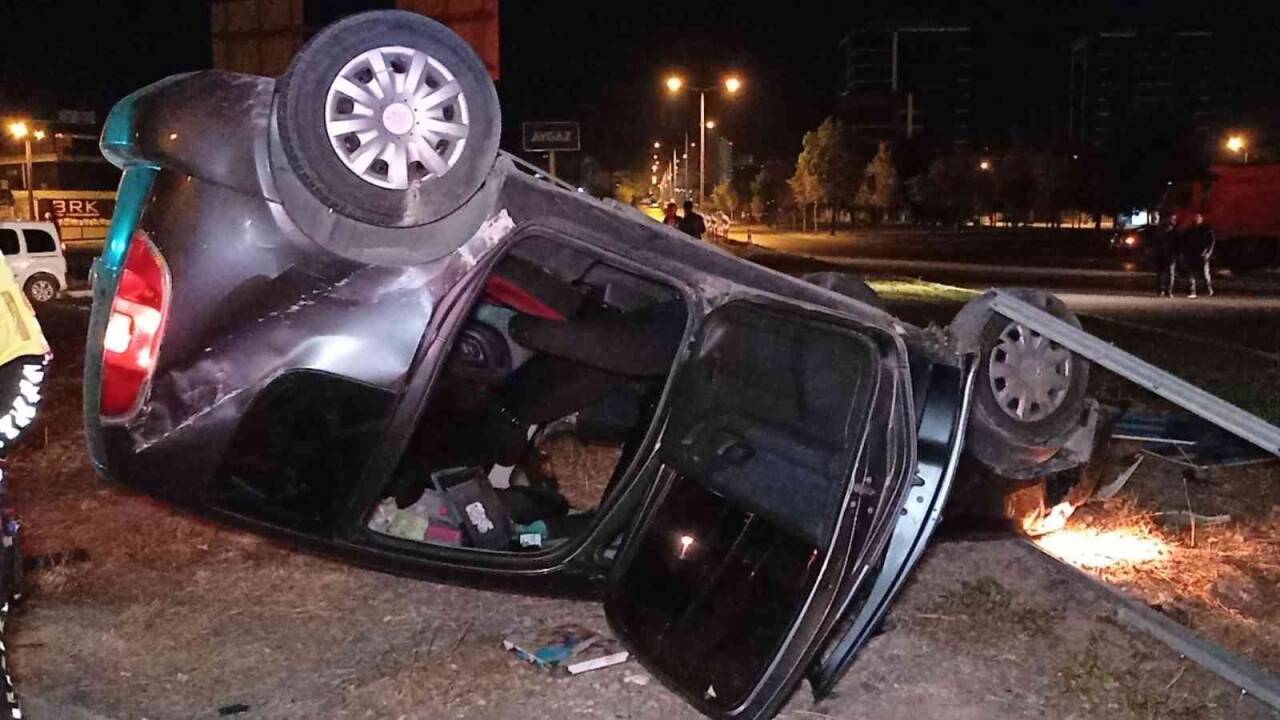Tırın çarptığı araç hurdaya döndü, 1’i ağır 2 kişi yaralandı