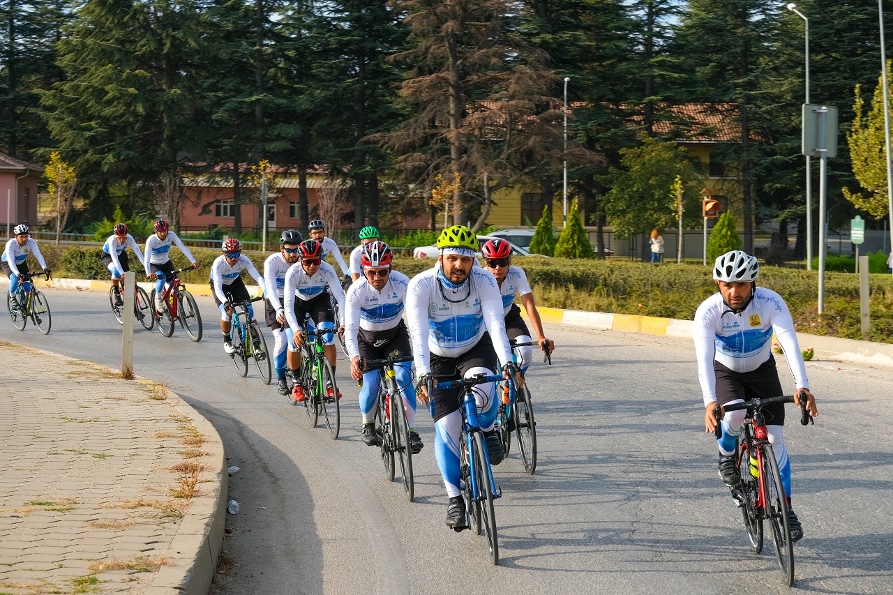 Sağlıklı çevre için İstanbul'dan Konya'ya yola çıkan bisiklet takımı Afyonkarahisar'da