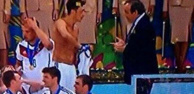 Mesut Özil'i formasız bırakan rica