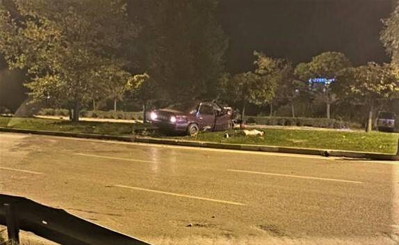 Refüje çıkan otomobilde 1’i ağır 2 kişi yaralandı