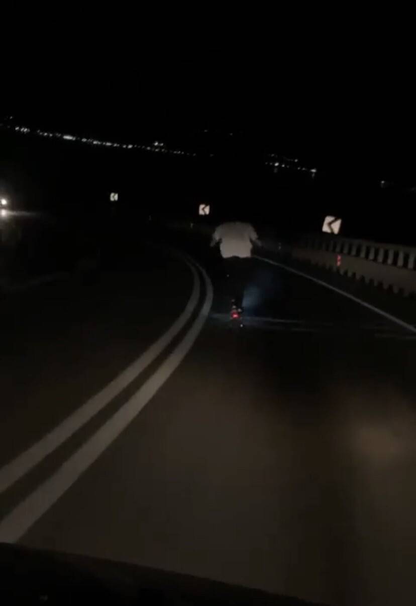 Elektrikli scooter ile karayolunda canını tehlikeye atarak giden genç kameralarda