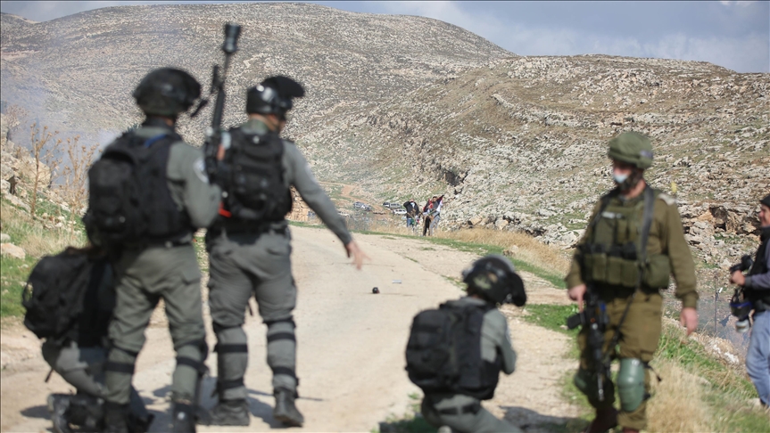 İsrail askerleri, Filistinli sağlık görevlilerini darbetti